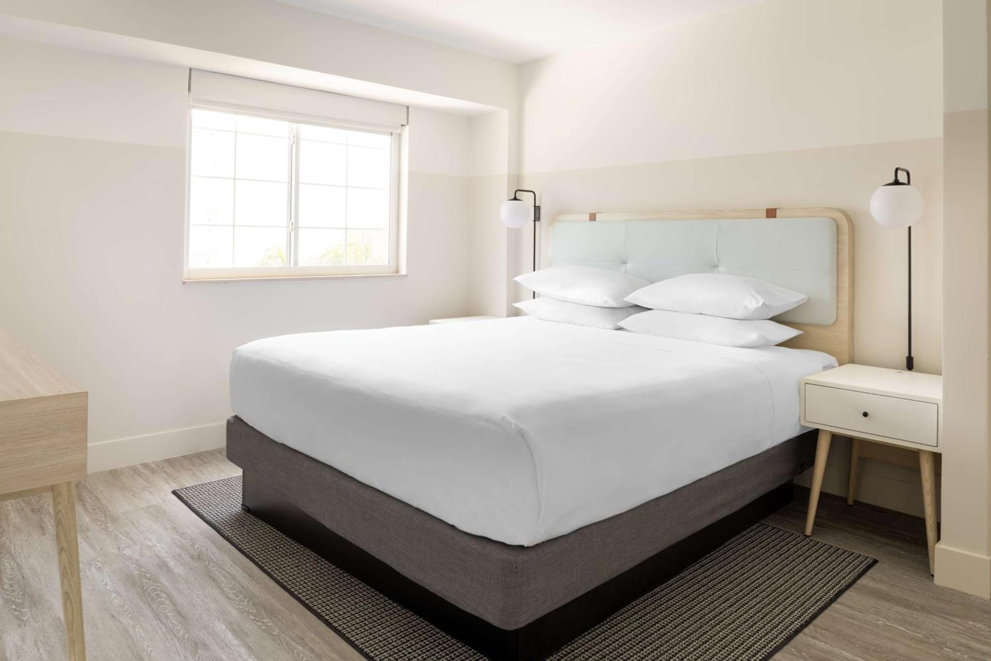 Hampton By Hilton Grand Cayman Seven Mile Beach George Town Dış mekan fotoğraf