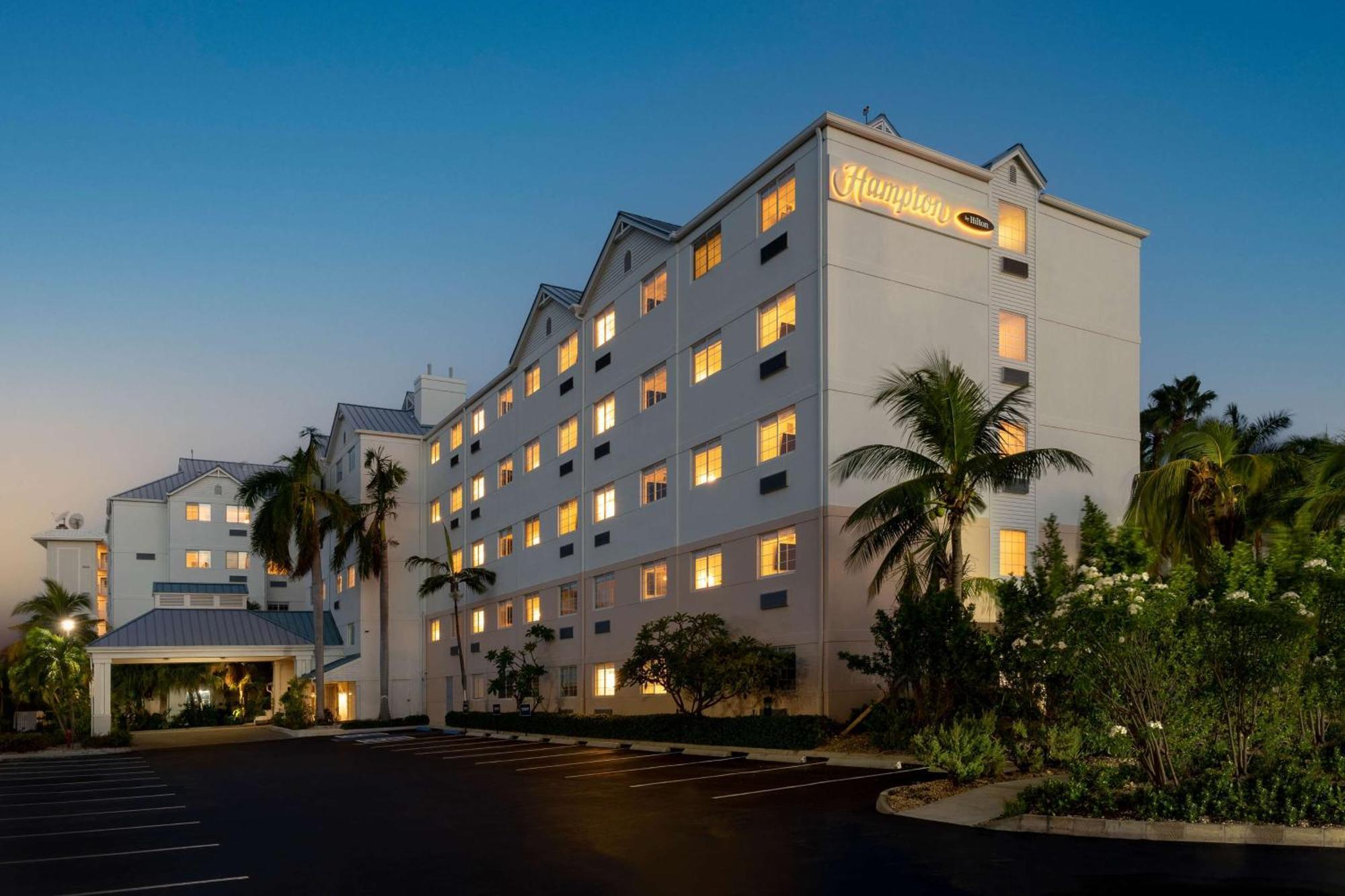 Hampton By Hilton Grand Cayman Seven Mile Beach George Town Dış mekan fotoğraf